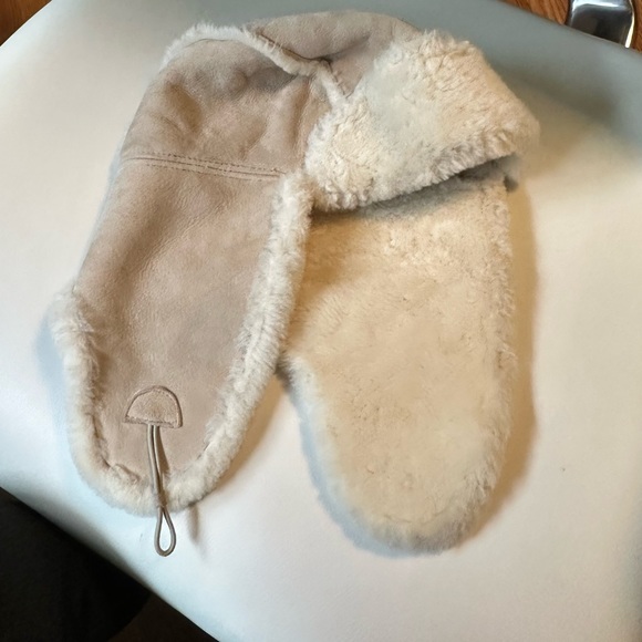 Ugg brand warm shearling aviator hat one size cream colored - Picture 7 of 7